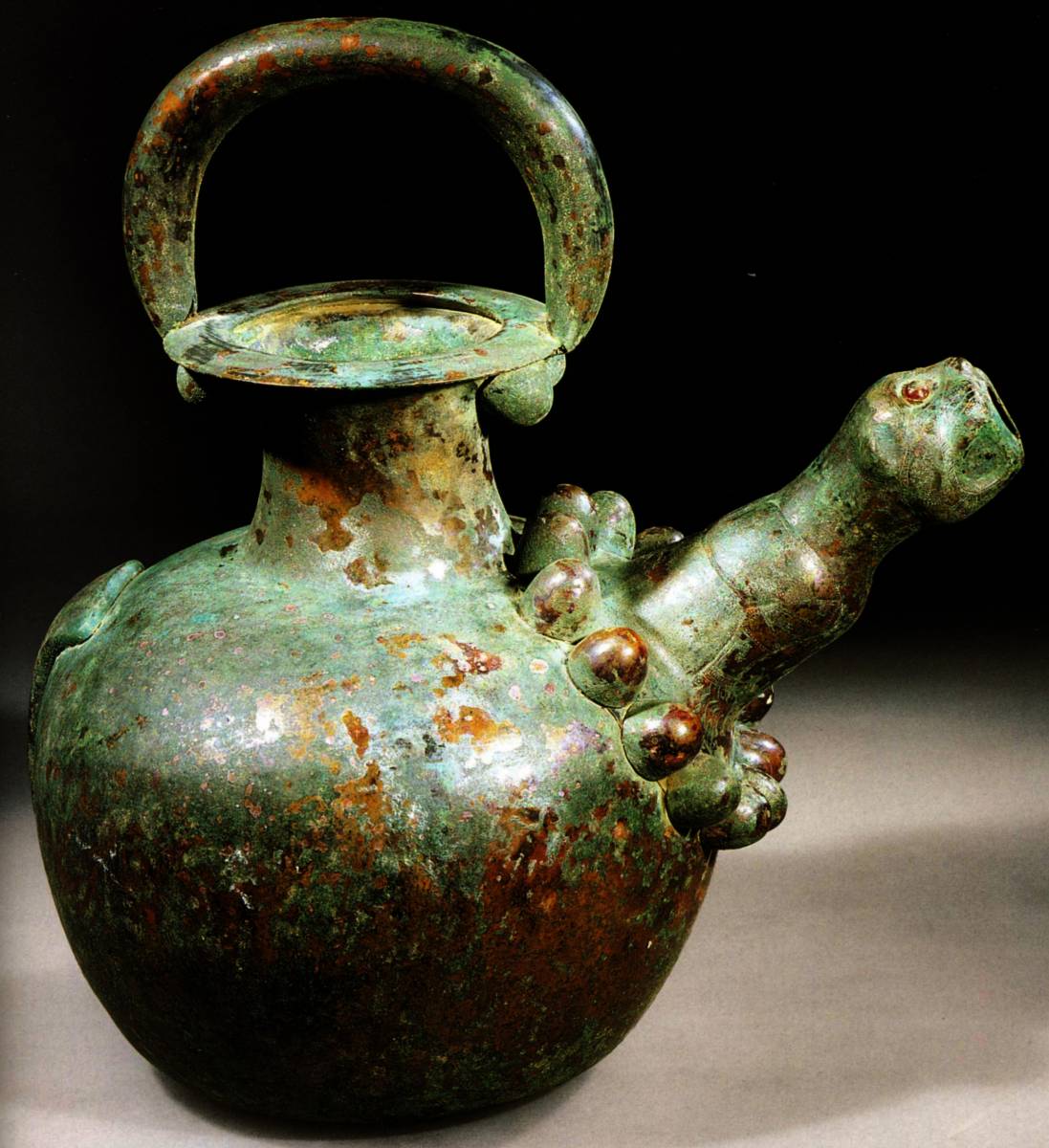 -1100%20-900%20%20Vase%20a%20bec%20verseur%20en%20forme%20de%20lion,%20Luristan%20Iran.jpg