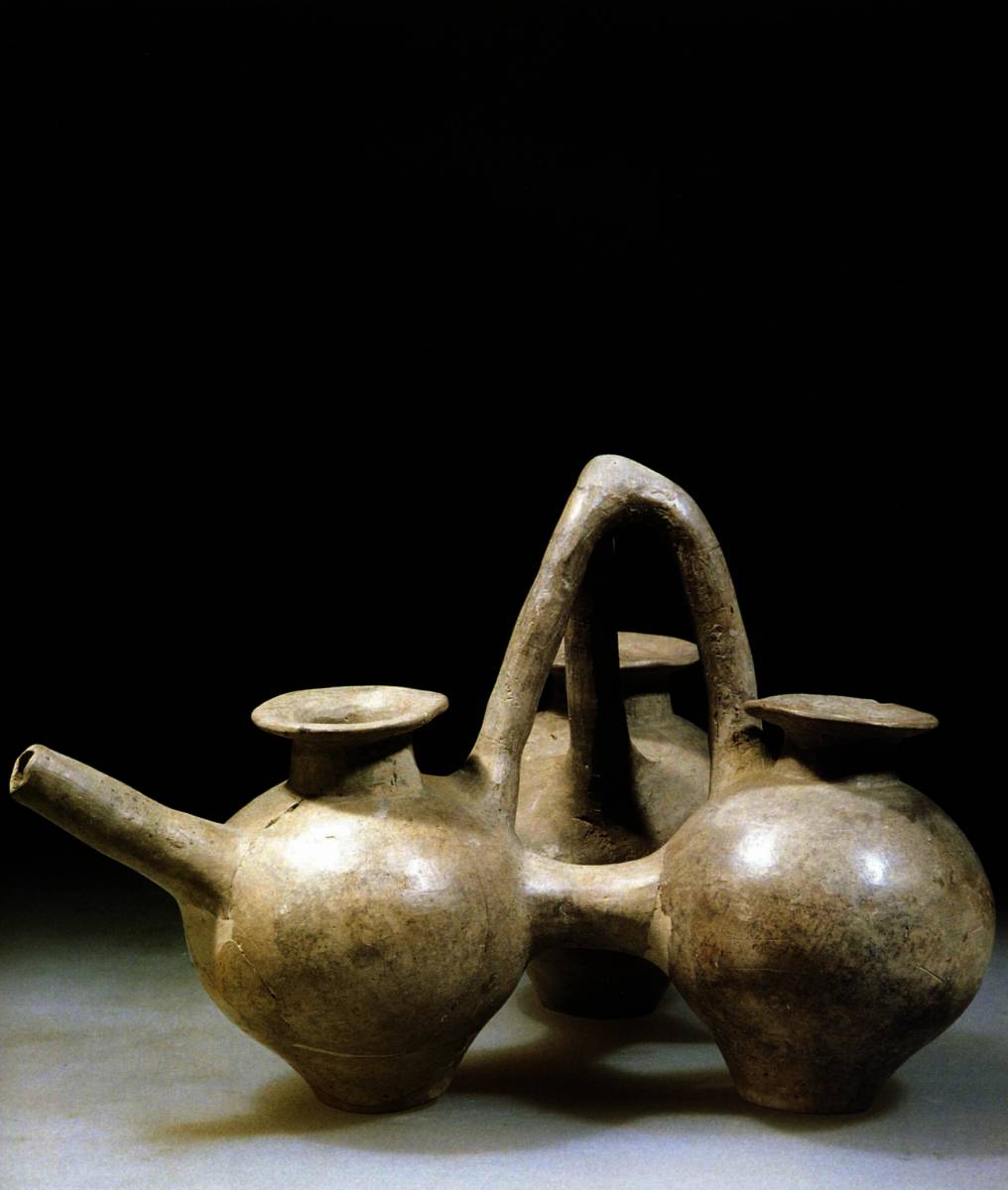 -1200%20-1000%20Vase%20Triple%20a%20bec%20verseur%20unique,%20ceramique%20grise%20polie,%20Yarim%20Tepe,%20Iran.jpg