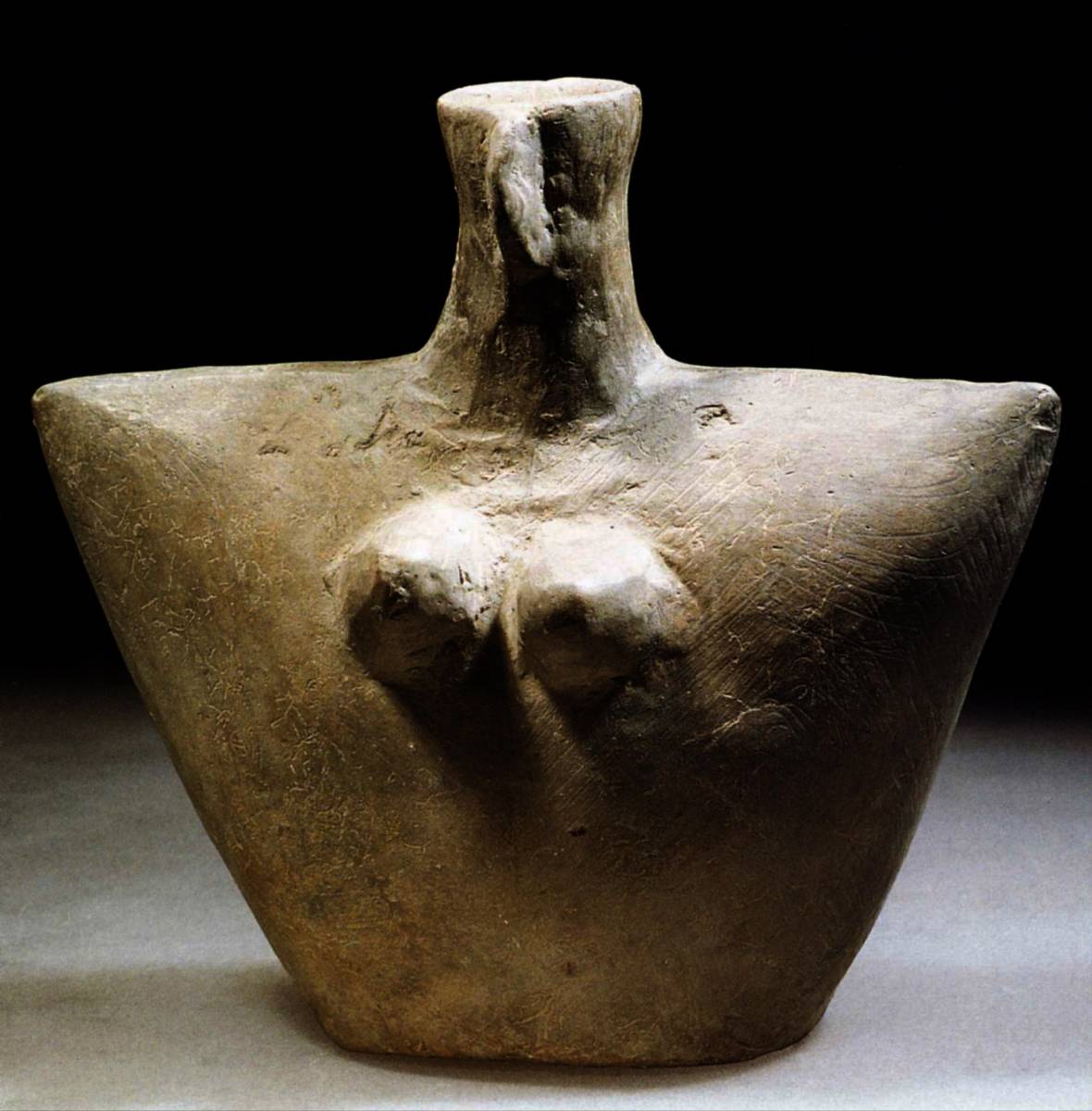-1200%20-1000%20Vase%20en%20forme%20de%20figure%20feminine,%20ceramique,%20Shah%20Tepe%20Gorgan%20Iran.jpg