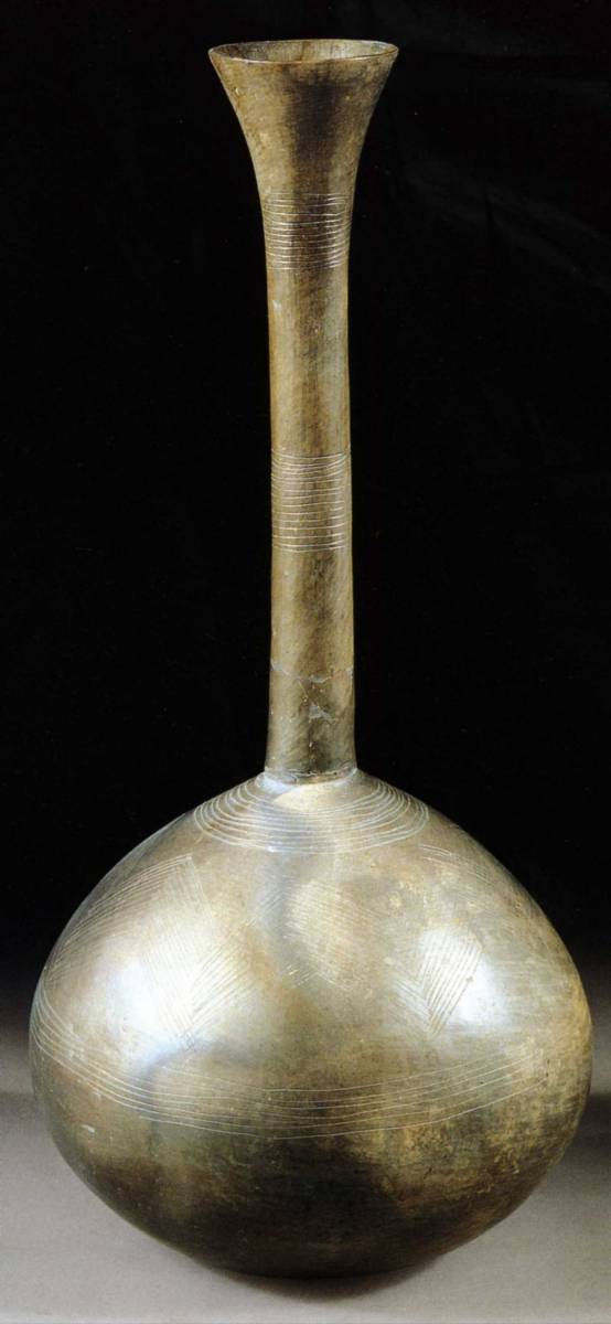 -2400%20-2200%20Vase%20spherique%20a%20long%20col,%20avec%20ornement%20incises,%20ceramique,%20Tepe%20Hissar.jpg