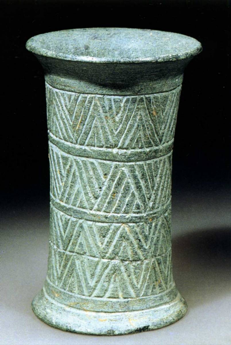 -2500%20-2300%20Gobelet%20orne%20de%20motifs%20geometriques%20incisies,%20Shadad%20tombe%2056%20Iran.jpg