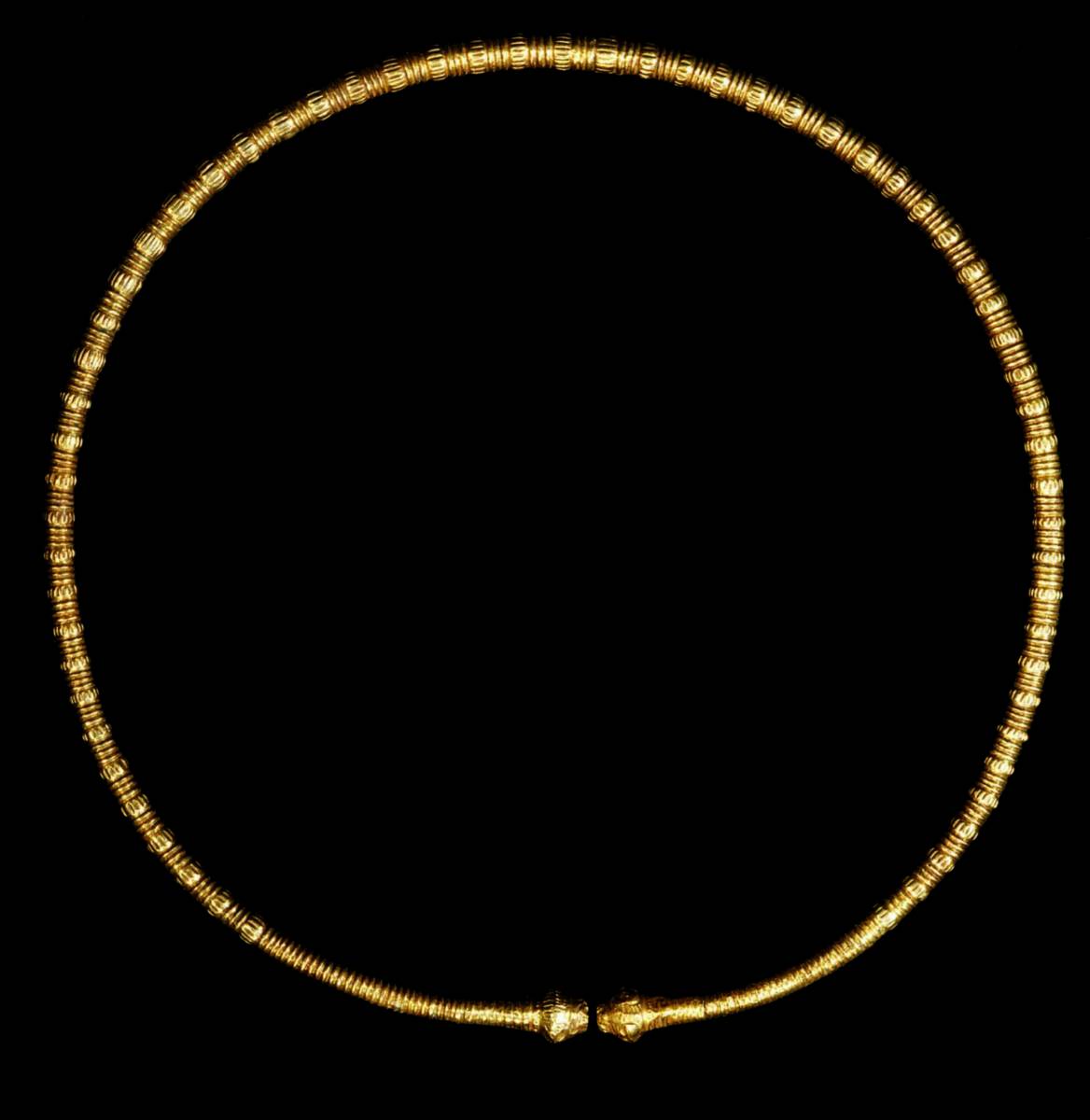 -500%20-400%20Collier%20avec%20aux%20extremites%20des%20tetes%20de%20lions%20qui%20se%20rejoignent,%20bronze%20dore,%20grottes%20de%20Kalmakarech,%20Iran.jpg