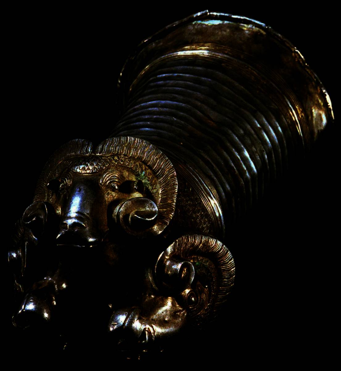 -500%20-400%20Rhyton%20a%20trois%20tete%20de%20belier,%20avec%20inscription%20en%20arameen,%20en%20argent,%20Luristan%20Iran.jpg