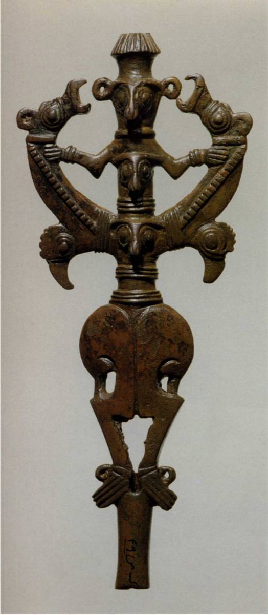 -800%20-700%20Tete%20d%27etendard%20en%20forme%20de%20dompteur,%20en%20bronze,%20Iran%20occidental.jpg