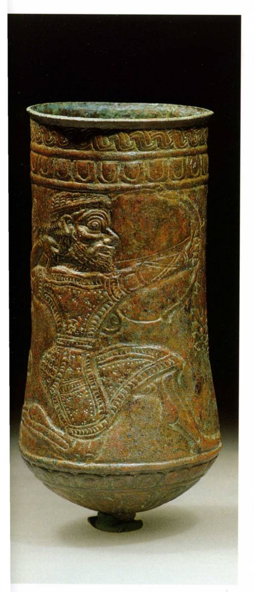 -900%20-700%20Gobelet%20a%20bouton%20avec%20archer%20et%20autruche%20en%20relief,%20bronze,%20Luristan%20Iran.jpg