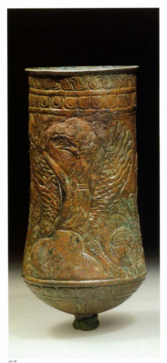-900%20-700%20Gobelet%20a%20bouton%20avec%20archer%20et%20autruche%20en%20relief,%20en%20bronze,%20Luristan%20Iran.jpg