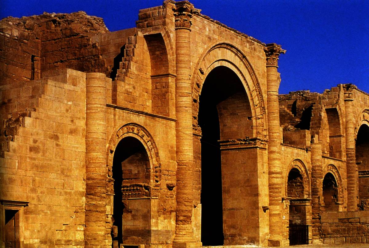 100%20200%20Hatra,%20detail%20du%20temple%20de%20Maran,%20avec%20un%20des%20grands%20liwans,%20Iran.jpg