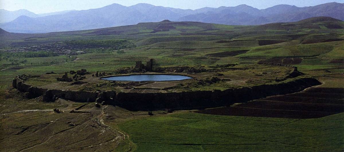 201%20300%20Vue%20globale%20du%20sanctuaire%20du%20feu%20sassanide%20de%20Takht-i%20Suleiman,%20Iran.jpg