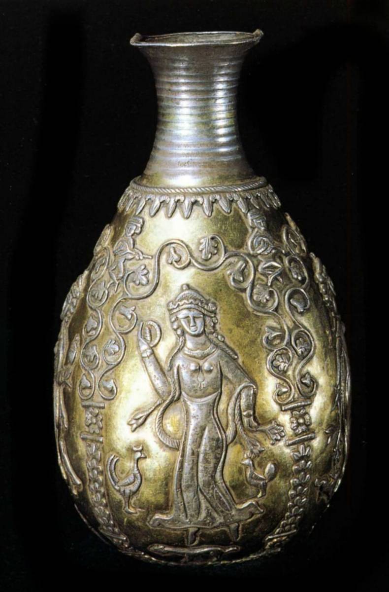 500%20700%20Carafe%20figurant%20des%20danseuses,%20argent%20partiellement%20dore,%20provenance%20inconnue%20Iran.jpg