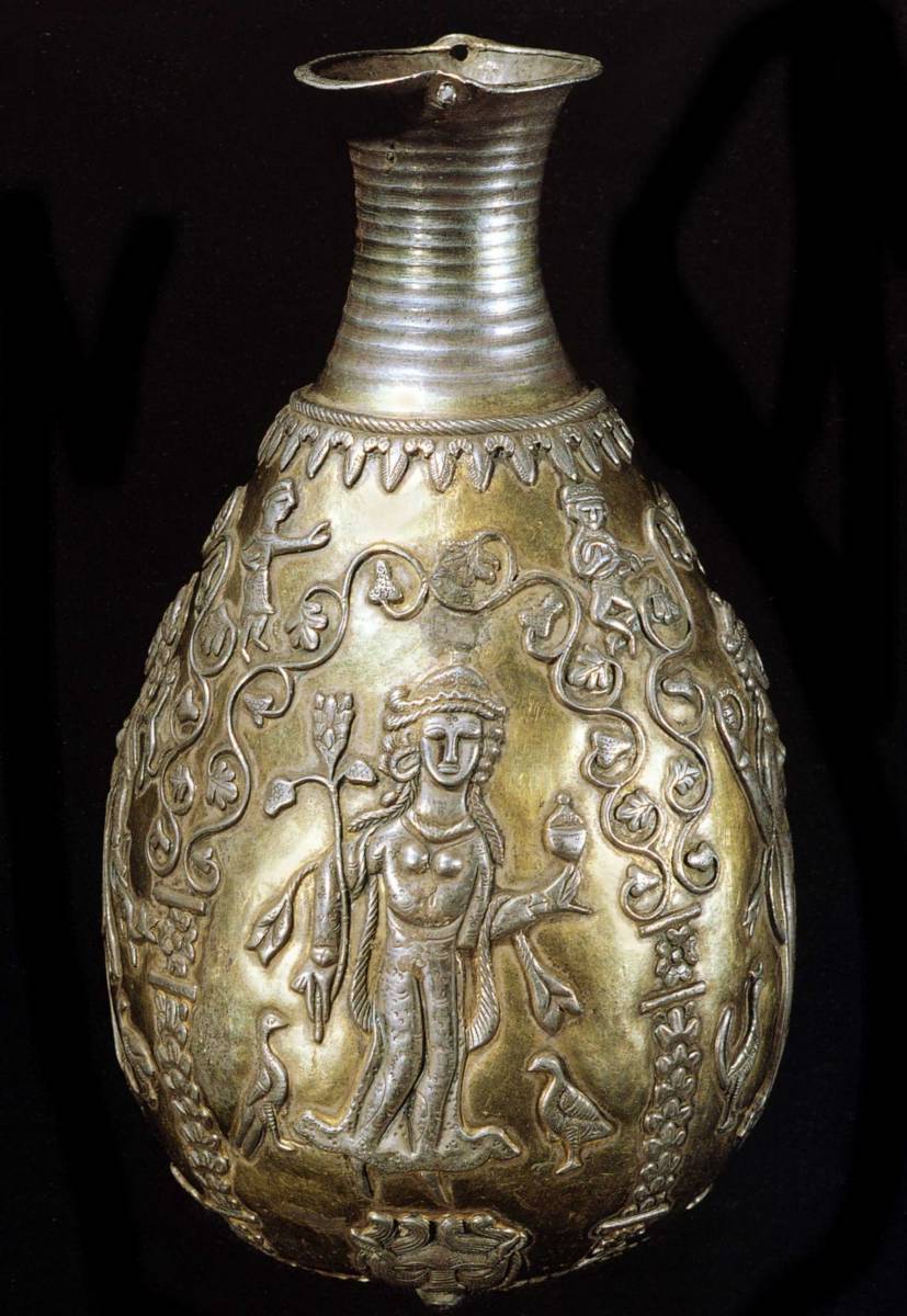 501%20800%20Carafe%20figurant%20des%20danseuses,%20argent%20partiellement%20dore,%20Iran.jpg