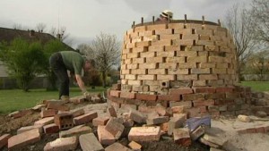 France 3 Auvergne / A Lezoux, un four à poterie reconstruit dans la capitale de la céramique gallo-romaine