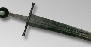 Numerama / Le British Museum demande de l'aide pour déchiffrer une épée qui "doit se lire en latin"
