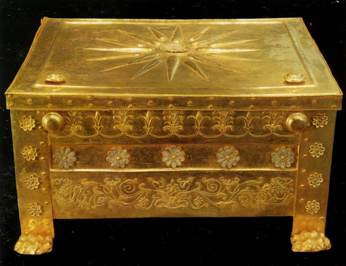 -400%20-301%20Larnax%20provenant%20de%20la%20tombe%20de%20Philippe%20II%20de%20MAcedoine,%20Vergina,%20Or.jpg