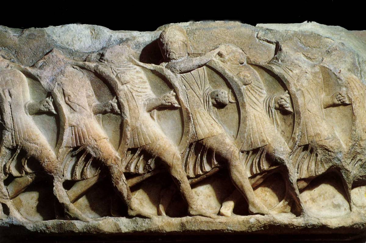 -400%20Xanthos,%20monument%20des%20Nereides,%20File%20oblique%20de%20guerriers,%20plaque%20868%20h,%20marbre,%20H.%200.55%20m.jpg