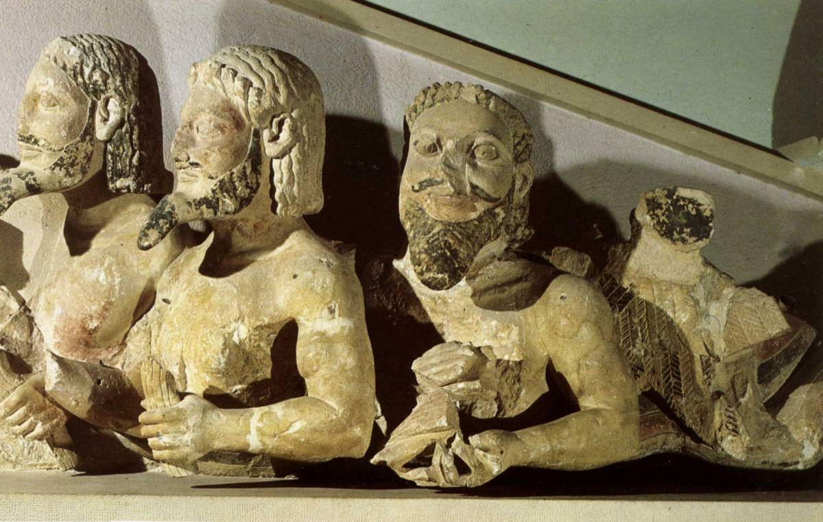 -560%20-550%20Ancien%20Temple%20d%27Athena,%20Fronton%20ouest,%20monstre%20a%20trois%20tetes,,%20en%20calcaire,%20H%20.%200.705%20m.jpg