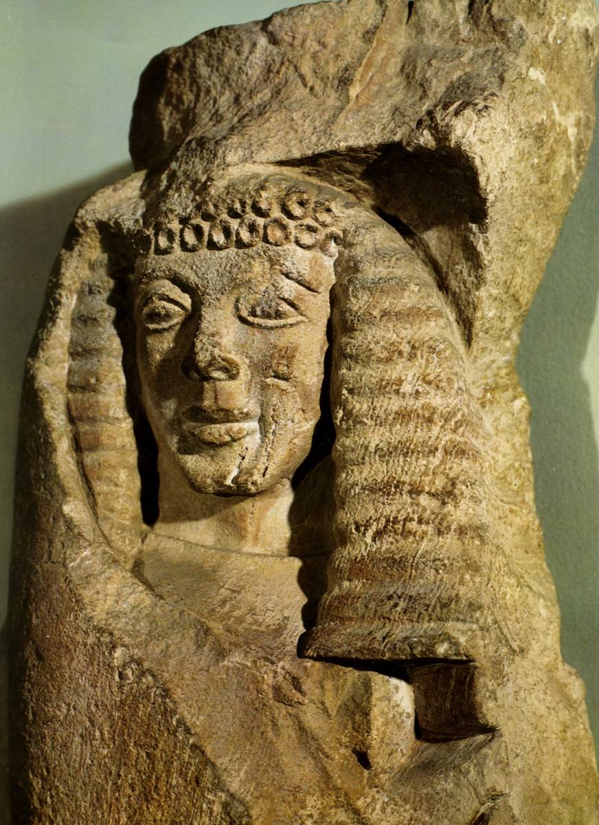 -630%20Mycenes,%20Metope,%20Buste%20de%20Deesse,%20Temple%20archaique%20d%27Athena,%20calcaire,%20H%200.39%20m.jpg