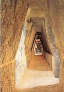 Cumes : topographie et cryptae