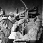 Antoine Bourdelle avec Héraklès archer dans l’atelier | Musée Bourdelle