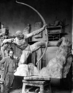 Antoine Bourdelle avec Héraklès archer dans l'atelier | Musée Bourdelle