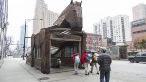Réenchantons le quotidien avec l'Antiquité : Quand une station de métro devient le cheval de Troie
