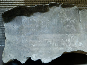 Un témoignage des pratiques magiques de l'Antiquité : la tablette de malédiction de Tongres