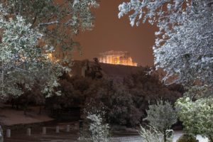 Chutes de neige "exceptionnelles" à Athènes et en Grèce, mardi jour "chômé" dans le pays