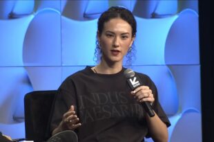 Jay Graber explique sa vision des réseaux sociaux avec son t-shirt "Mundus sine Caesaribus"