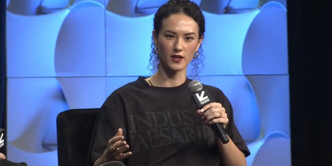 Jay Graber explique sa vision des réseaux sociaux avec son t-shirt "Mundus sine Caesaribus"