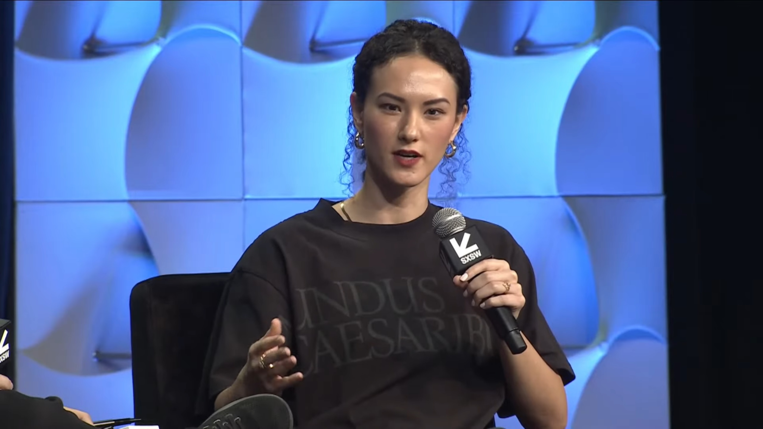 Jay Graber explique sa vision des réseaux sociaux avec son t-shirt "Mundus sine Caesaribus"